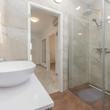 Andu Zadarvillas Skabrnje