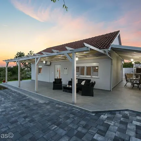 Andu Zadarvillas *