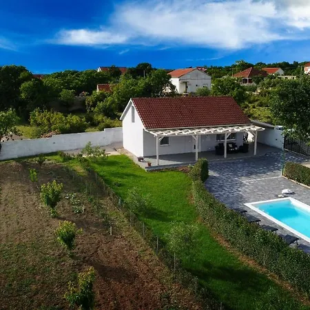 Andu Zadarvillas *