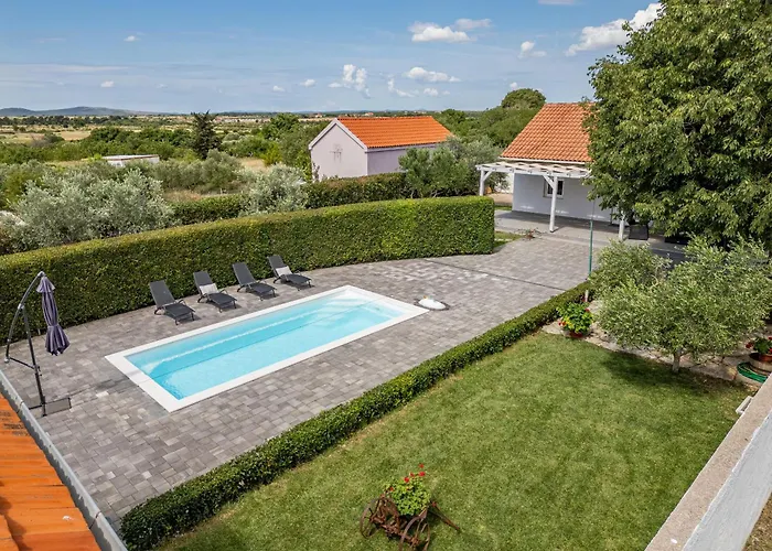 Andu Zadarvillas *