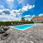 Andu Zadarvillas Βίλα *