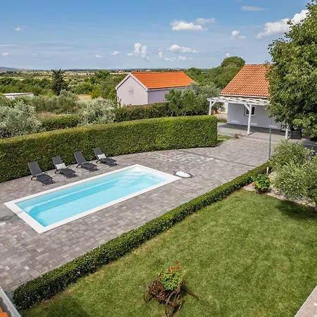 Andu Zadarvillas *
