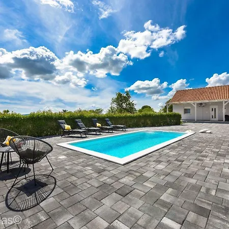 Andu Zadarvillas Villa *